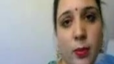 dojrzała agentka testuje nieśmiałego bruneta