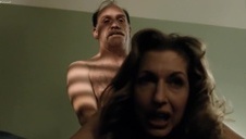 podgryza jej nawilżone pośladki