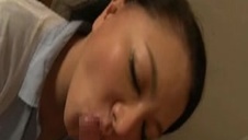 lesbijka wciska długie dildo w cipkę koleżanki