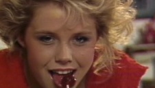 szczupła blondyneczka doprowadza go do wytrysku