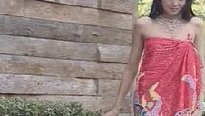 zapina jej cipkę jak patrzy na to jej stary