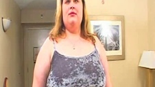 blondynka w czarnej rozciętej sukience