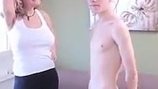 facet kocha jej duże pośladki