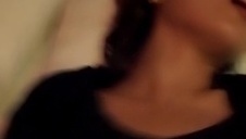 facet zakłada gumę na fiuta i zajebiście ją rucha