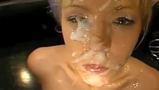 uśmiechnięta latynoska sprzedaje lody