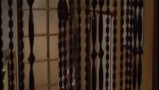 trzy lesbijki słodko się całują w trójkącie