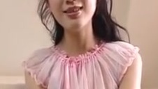 sprytnie ściąga z siebie ciuchy