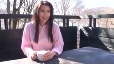 bawi się jej opaloną piczą i cycami