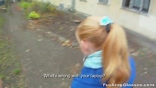 zabawa na różowej sofie