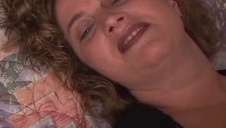 łysy posuwa dwie laseczki