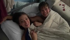 dwie gorące blondyny wypinają kusząco swe dupcie