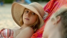 znakomita blondyna trzepie dwa fiuty