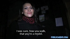 grupowe rżnięcie modelki