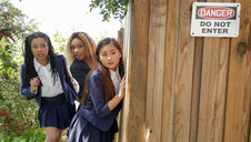 cycata piękność wchodzi pod prysznic