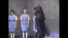 cudowna nastolatka ogląda swoją nienaruszoną dziewiczą cipkę