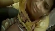 dotyka ją po nagim ciele