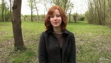 super laska jest rżnięta na czerwonej kanapie