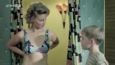 słodka piękność mizia jajka i liże grzybka