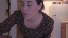 ostra zawodniczka jest posuwana na czerwonej kanapie