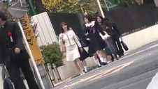 ładna brunetka ma w ustach bladego kutasa