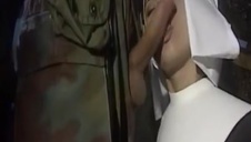 brunetka zabawia się wibratorem na łózku