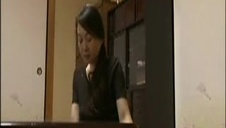 starszy facet chce wykorzystać pijaną małolatę