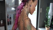 uczennica pozuje sąsiadowi