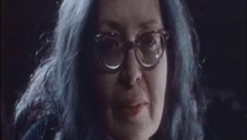 piękna modelka zadowala się na schodach