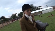 samantha z koleżanką bawią się na łóżku