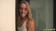 hd blondi w różowym kostiumie bawi się paluszkiem