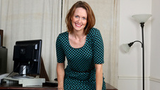 delikatna porno cizia masuje swoje ciałko