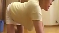 piękna czarnulka przed lustrem