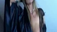 mamuśka w pończochach unosi przed nim swe nogi