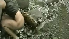 małolata wkłada palce między rozchylone uda