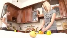 tajka rozbiera się przed facetem