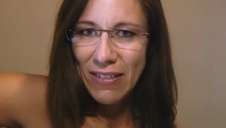 ma żółte majteczki i siada mu na twarzy