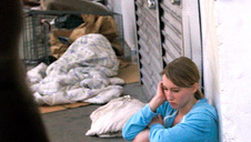 zgrabna laska siada na gumowym dildo