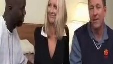 ugniata jej piersi i liże je