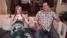 klęczy przed jego sztywną czarną pałą