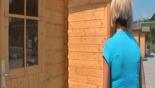 skośnooka niunia onanizuje się w aucie