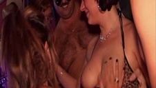 delektuje się jędrnym ciałkiem nastoletniego króliczka