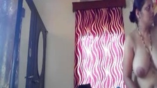 dwie laski z wielkimi balonami