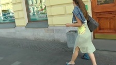 nastolatka swobodnie się czuje na jego pensie