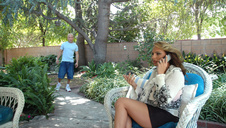 brunetka masuje swoją owłosioną cipkę