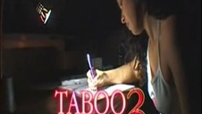 pielęgniarka trenuje suczkę na łożu rozkoszy