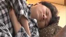 pochyla się nad pałą i zajmuje się nią ustami