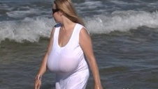 starannie masuje swoją szparkę paluszkiem