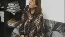 brunetka całuje go po brzuszku