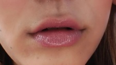 babcia gorąco rozmawia z gościem 40 lat młodszym