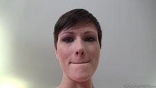 cudna blondyna pięknie się wypina przed brunetem